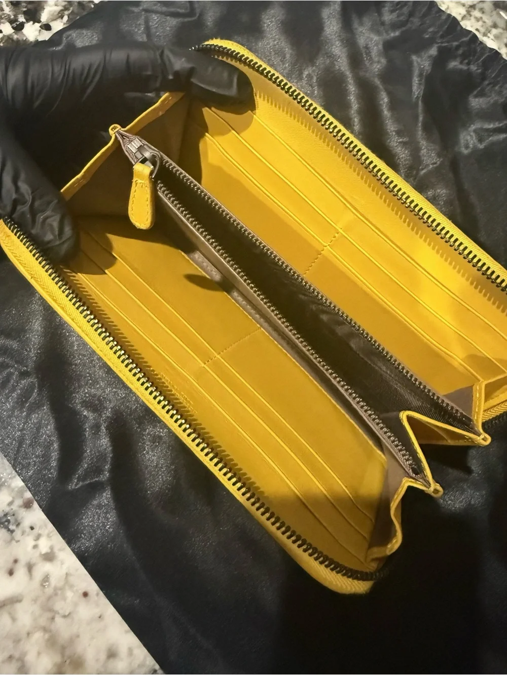 AUTHENTIC BOTTEGA VENETA ZIPPY WALLET
